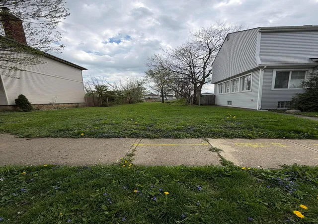 1st image of 565 E Mithoff St, Columbus, OH 43206 | MLS# 226011814