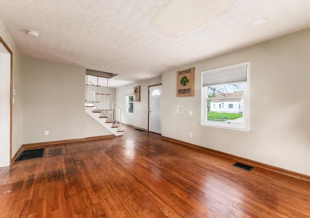 3rd image of 1167 Duxberry Ave, Columbus, OH 43211 | MLS# 226011842