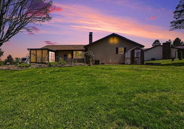 3rd image of 332 Kelly Cir, Zanesville, OH 43701 | MLS# 226013521
