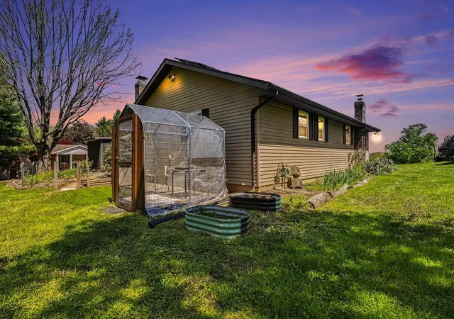 4th image of 332 Kelly Cir, Zanesville, OH 43701 | MLS# 226013521