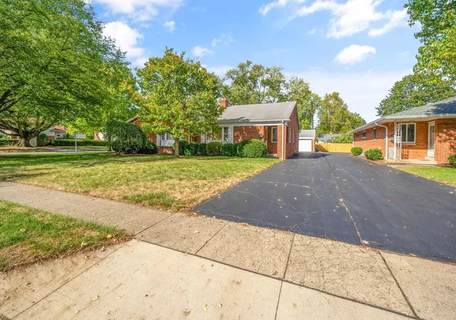 Listing Photo 2 - Condo for sale in building located at 1840 Ardleigh, Columbus, OH 43221