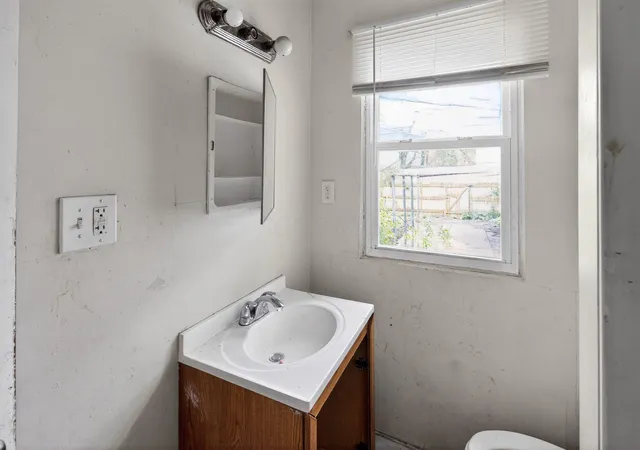 Photo 4 of Sale Pending at 550 Nashoba Ave, Columbus, OH 43223 | MLS# 226015489 | Listing updated on 2026-10-26