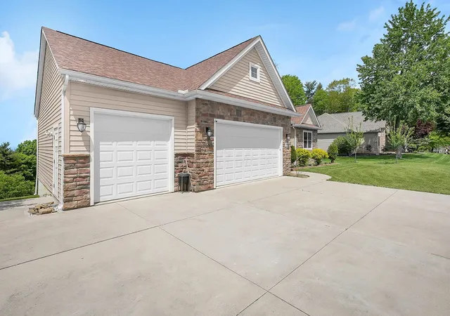 3rd image of 390 Laurel Oak Ln, Heath, OH 43056 | MLS# 226016120