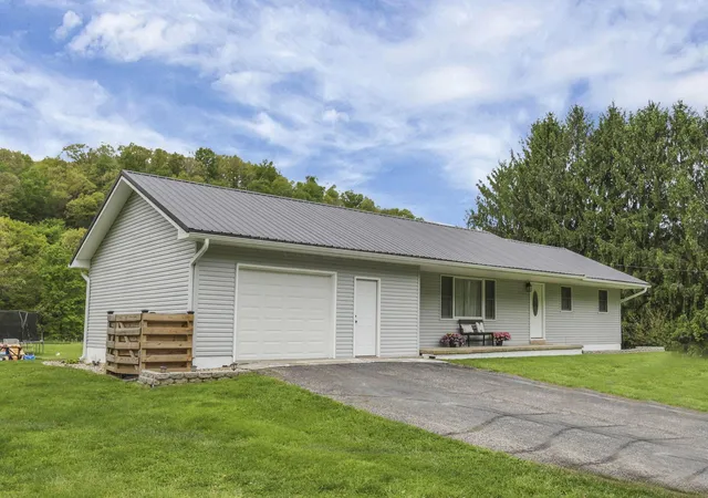 Photo 3 of Single family home for sale at 4377 Hickman Rd Ne, Newark, OH 43055 | MLS# 226016209 | Listing updated on 2026-07-28