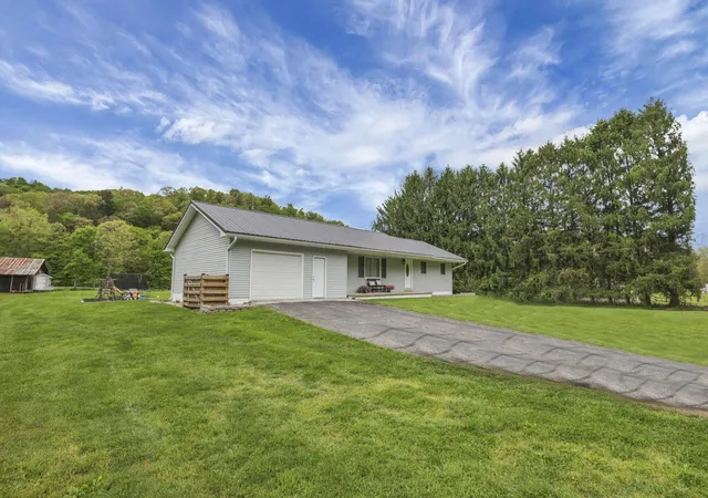 Photo 3 of Single family home for sale at 4377 Hickman Rd NE, Newark, OH 43055 | MLS# 226016209 | Listing updated on 2026-07-28