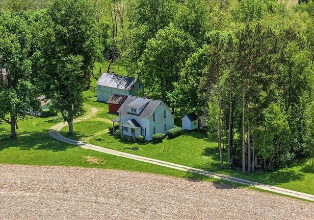 Photo 2 of Single family home for sale at 8040 Thayer Rd, Mount Vernon, OH 43050 | MLS# 226016917 | Listing updated on 2026-08-31