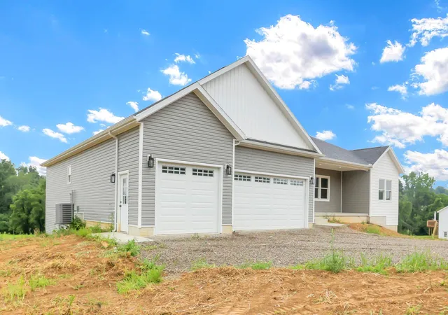 Photo 3 of Single family home for sale at 621 Trapp Ln, Hopewell, OH 43746 | MLS# 226026086 | Listing updated on 2026-08-12