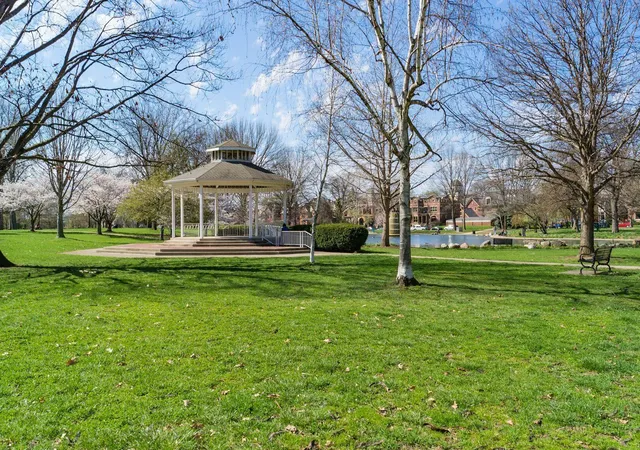 Listing Photo 2 - Condo for sale in building located at 24 W Russell St, Columbus, OH 43215 - Unit #