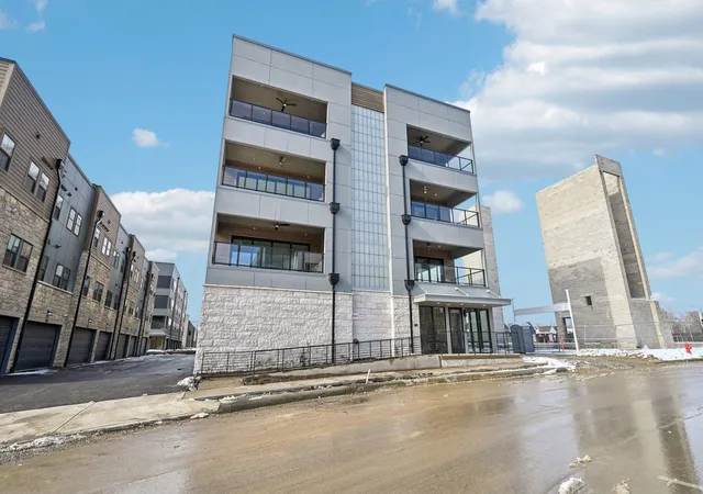 2nd image of 2842 Gunnison Dr #401, Columbus, OH 43228 | MLS# 226018183