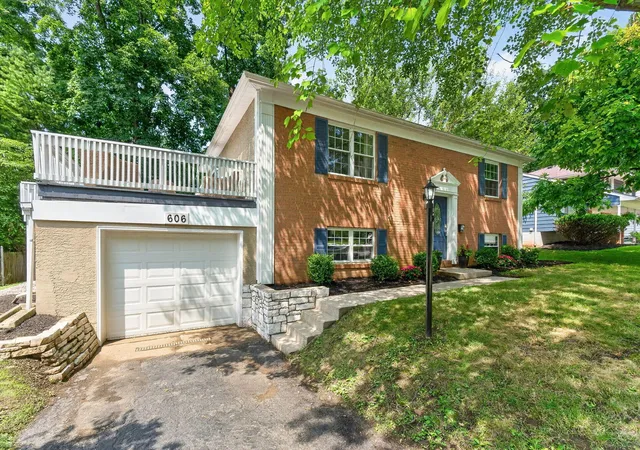 2nd image of 606 Woodsfield Dr, Columbus, OH 43214 | MLS# 226028616