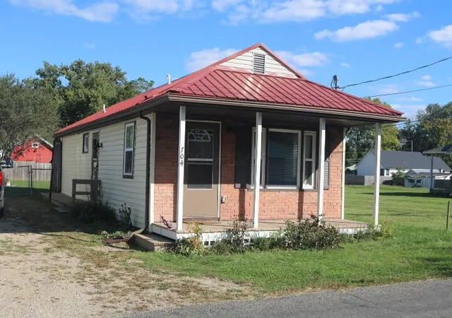Photo 1 of Single family home for sale at 704 Broadway St, Mount Vernon, OH 43050 | MLS# 226035342 | Listing updated on 2026-10-21