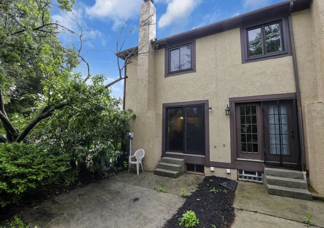 Listing Photo 2 - Condo for sale in building located at 2014 Queensgate Ln, Columbus, OH 43235 - Unit #
