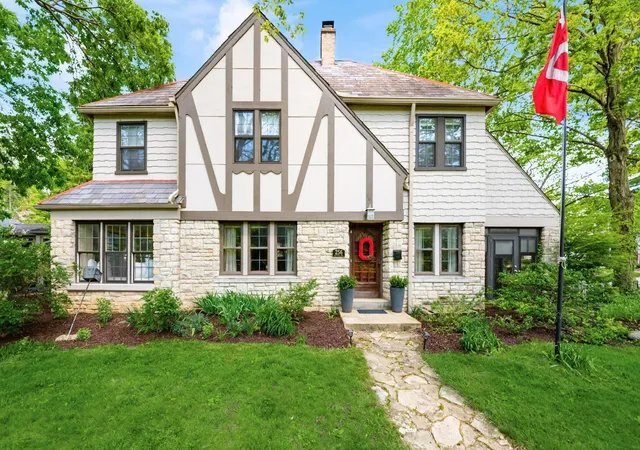 Homes for sale in Columbus, OH | 256 Montrose Wy, Columbus, OH 43214 | MLS# 226019227