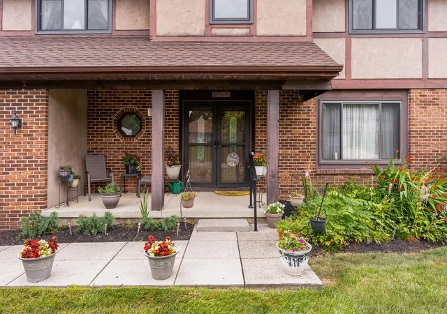2nd image of 10233 N Crosset Hill Dr, Pickerington, OH 43147 | MLS# 226026049