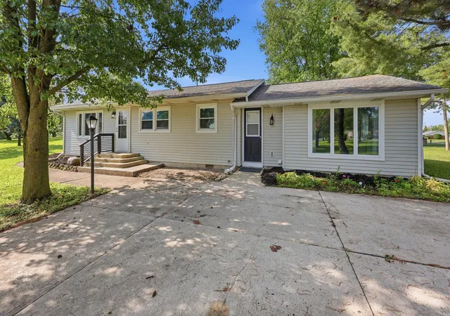 Homes for sale in London, OH | 1155 W Choctaw Dr, London, OH 43140 | MLS# 226019279