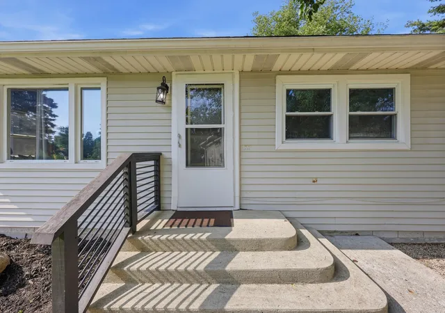 Photo 3 of Single family home for sale at 1155 W Choctaw Dr, London, OH 43140 | MLS# 226019279 | Listing updated on 2026-07-29
