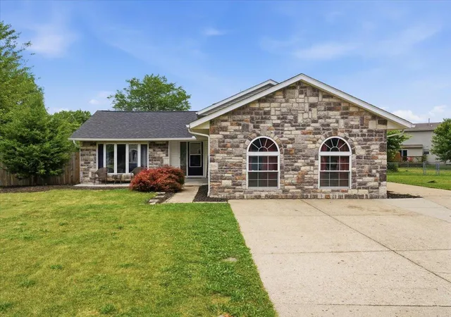 Homes for sale in Canal Winchester, OH | 322 Old Meadows Ct, Canal Winchester, OH 43110 | MLS# 226019408