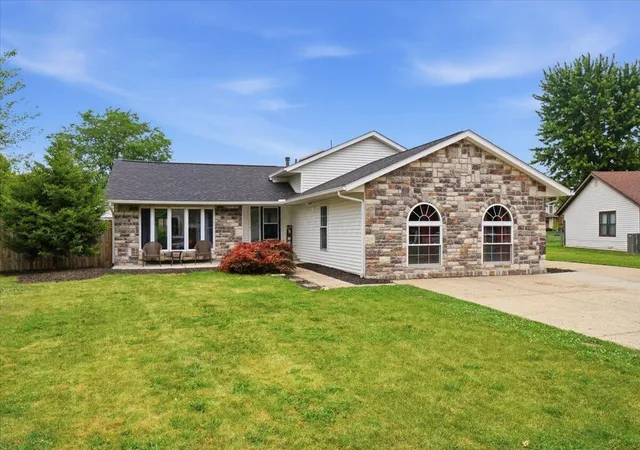 Homes for sale in Canal Winchester, OH | 322 Old Meadows Ct, Canal Winchester, OH 43110 | MLS# 226019408