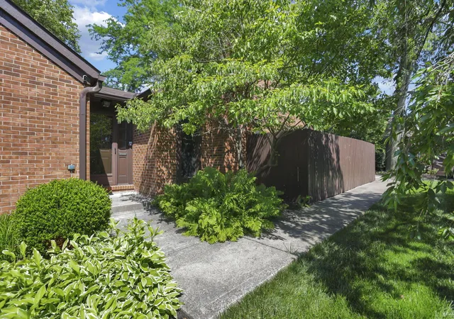 Homes for sale in Columbus, OH | 2160 Coach Rd N, Columbus, OH 43220