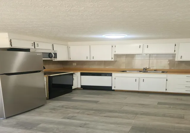 Listing Photo 4 - Condo for sale in building located at 3812 Charbonnett Ct, Columbus, OH 43232 - Unit #4E