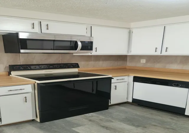 Listing Photo 5 - Condo for sale in building located at 3812 Charbonnett Ct, Columbus, OH 43232 - Unit #4E