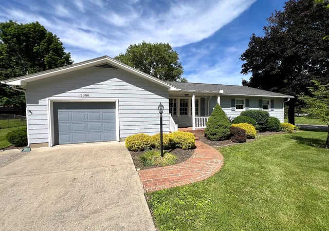 Photo 3 of Single family home for sale at 2008 Coldspring Dr, Lancaster, OH 43130 | MLS# 226019639 | Listing updated on 2026-08-20