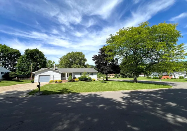 Photo 3 of Single family home for sale at 2008 Coldspring Dr, Lancaster, OH 43130 | MLS# 226019639 | Listing updated on 2026-08-20
