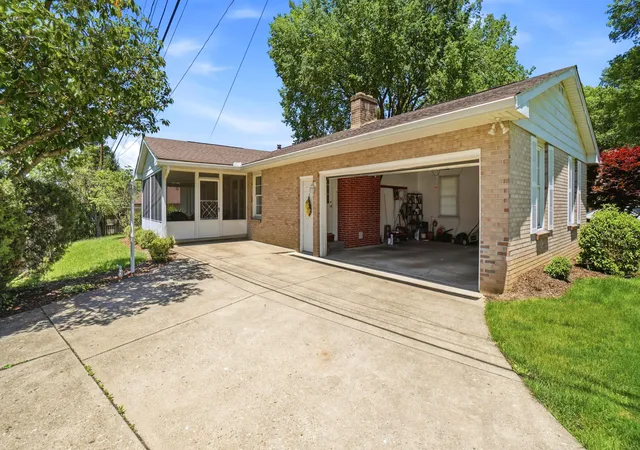 Photo 23 of Single family home for sale at 426 Coventry Cir, Zanesville, OH 43701 | MLS# 226019748 | Listing updated on 2026-10-05