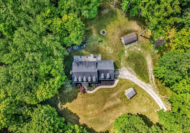Photo 2 of Single family home for sale at 3045 Lakeview Dr, Mansfield, OH 44904 | MLS# 226024334 | Listing updated on 2026-08-21