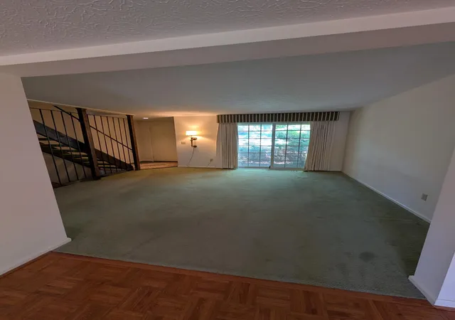 Listing Photo 5 - Condo for sale in building located at 1676 Van Pelt St, Columbus, OH 43220 - Unit #76
