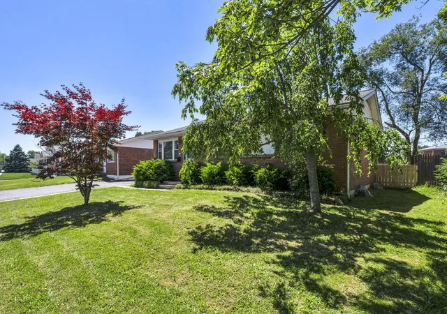 Photo 3 of Sale Pending at 3401 Reaver Ave, Grove City, OH 43123 | MLS# 226020292 | Listing updated on 2026-09-02