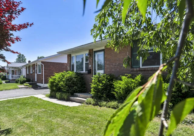 Photo 3 of Sale Pending at 3401 Reaver Ave, Grove City, OH 43123 | MLS# 226020292 | Listing updated on 2026-09-02