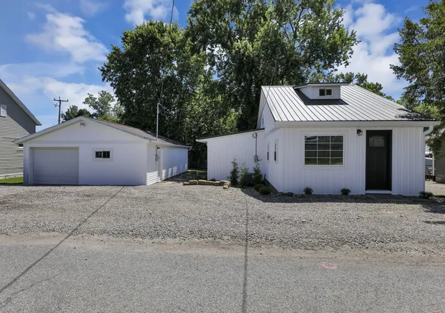 Homes for sale in Buckeye Lake, OH | 86 Wood St, Buckeye Lake, OH 43008 | MLS# 226020307