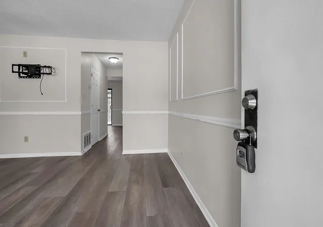 Listing Photo 3 - Condo for sale in building located at 2278 Wadsworth Dr, Columbus, OH 43232 - Unit #D