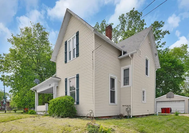 Photo 3 of Single family home for sale at 121 Lafayette St, London, OH 43140 | MLS# 226028437 | Listing updated on 2026-07-31