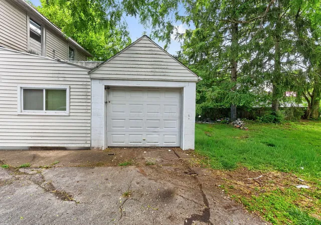 Listing Photo 2 - Condo for sale in building located at 226 Lake St, Delaware, OH 43015 - Unit #