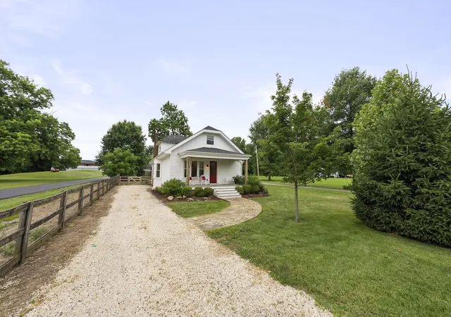 Homes for sale in Canal Winchester, OH | 913 Groveport Rd, Canal Winchester, OH 43110 | MLS# 226022404