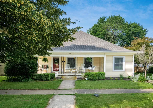 Homes for sale in London, OH | 207 N Oak St, London, OH 43140 | MLS# 226020848