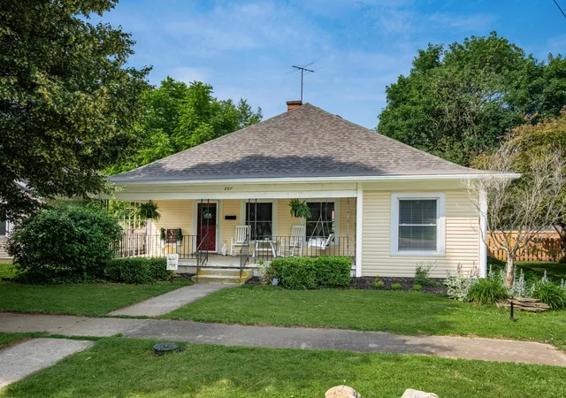 Homes for sale in London, OH | 207 N Oak St, London, OH 43140 | MLS# 226020848