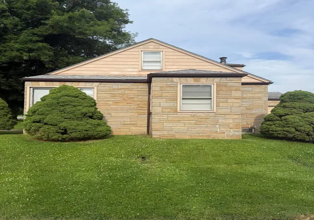 Photo 2 of Single family home for sale at 1005 W Church St, Newark, OH 43055 | MLS# 226020753 | Listing updated on 2026-09-11