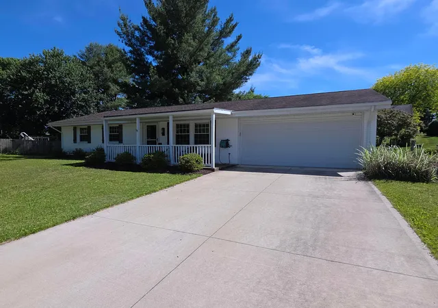 Photo 2 of Single family home for sale at 21 Sussex Ct W, Mansfield, OH 44904 | MLS# 226020770 | Listing updated on 2026-08-31