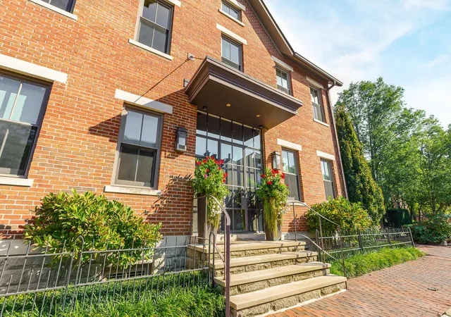 Photo 3 of Single family home for sale at 252 E Beck St, Columbus, OH 43206 | MLS# 226021668 | Listing updated on 2026-09-01