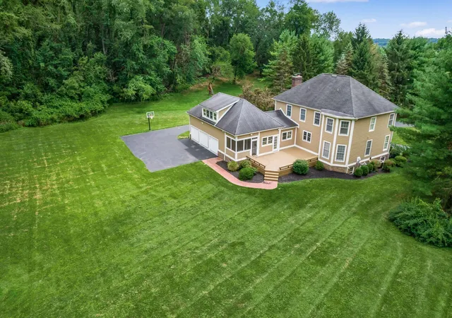 3rd image of 384 Longford Dr, Granville, OH 43023 | MLS# 226028229