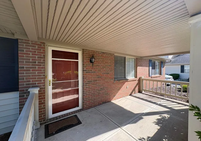 Listing Photo 5 - Condo for sale in building located at 4560 Whittington Dr, Groveport, OH 43125