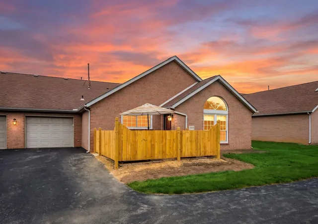 Homes for sale in Hilliard, OH | 4908 Meadow Run Dr, Hilliard, OH 43026 | MLS# 226021203