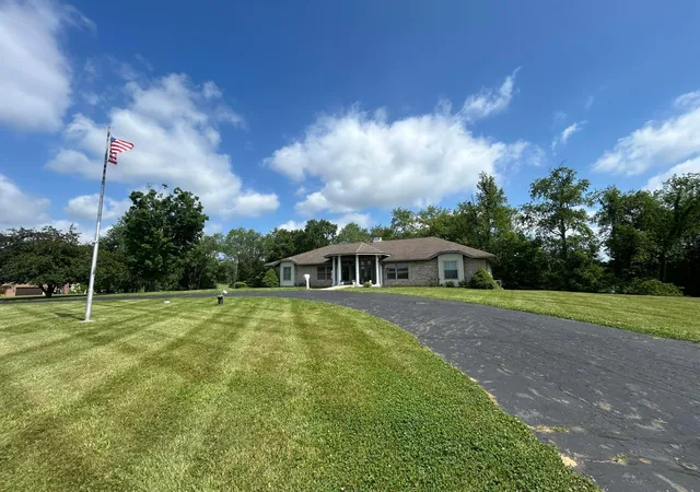 Homes for sale in Newark, OH | 105 Flowers Dr, Newark, OH 43055 | MLS# 226021138