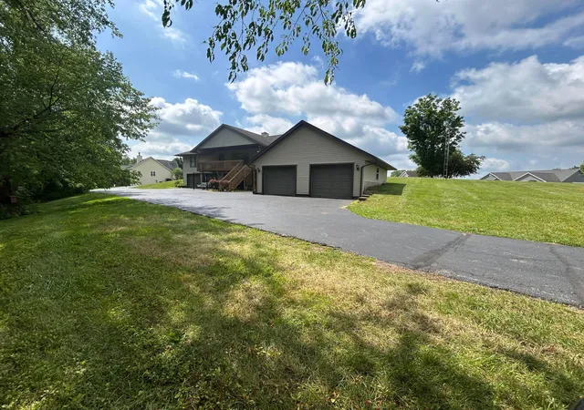 Homes for sale in Newark, OH | 105 Flowers Dr, Newark, OH 43055 | MLS# 226021138