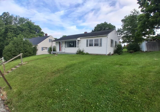 Homes for sale in Crooksville, OH | 215 Whitehouse St, Crooksville, OH 43731 | MLS# 226020997