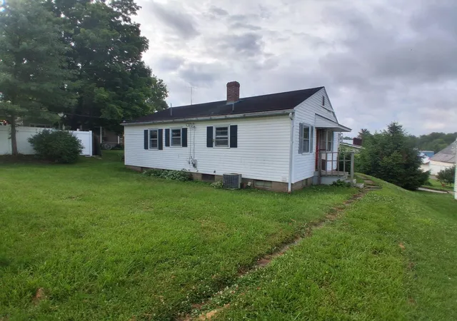 Homes for sale in Crooksville, OH | 215 Whitehouse St, Crooksville, OH 43731 | MLS# 226020997