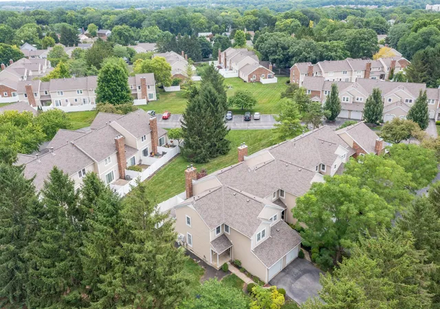 Listing Photo 2 - Condo for sale in building located at 5814 Elmbridge Ln, Dublin, OH 43016